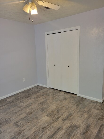 Building Photo - 1907 Pine Tree Dr