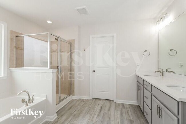 Building Photo - 2641 Kinmere Dr