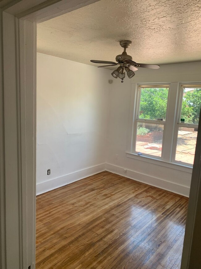 Building Photo - ***Cozy 2 bedroom 1 bath with GATED parkin...