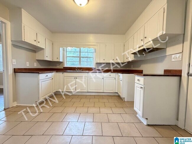 Building Photo - 908 5 Mile Rd