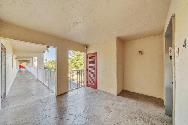 Building Photo - 1035 Country Club Dr