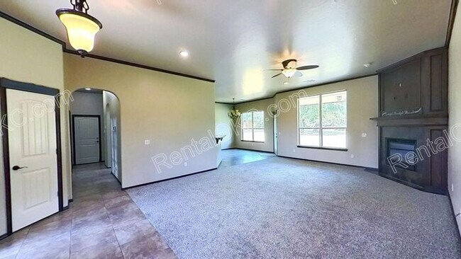 Building Photo - Large Lot, Big Space