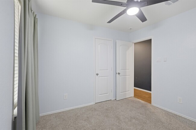 Building Photo - 16826 Short Pnes Dr