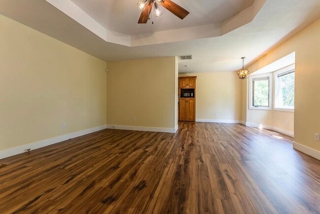 Building Photo - 3 Bed 2 Bath 2 Car Garage Home Southwest Springfield MO!!