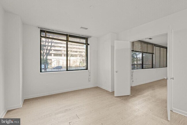 Building Photo - 3709 S George Mason Dr