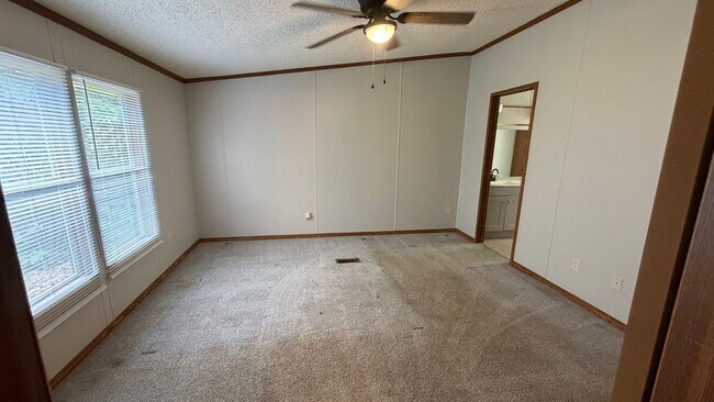 Building Photo - 121 Rainwood Dr