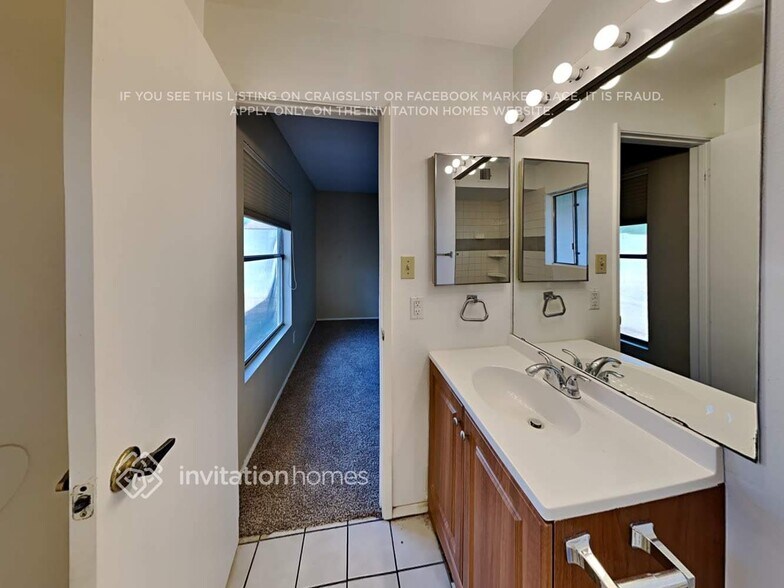 Building Photo - 3130 W Las Palmaritas Dr