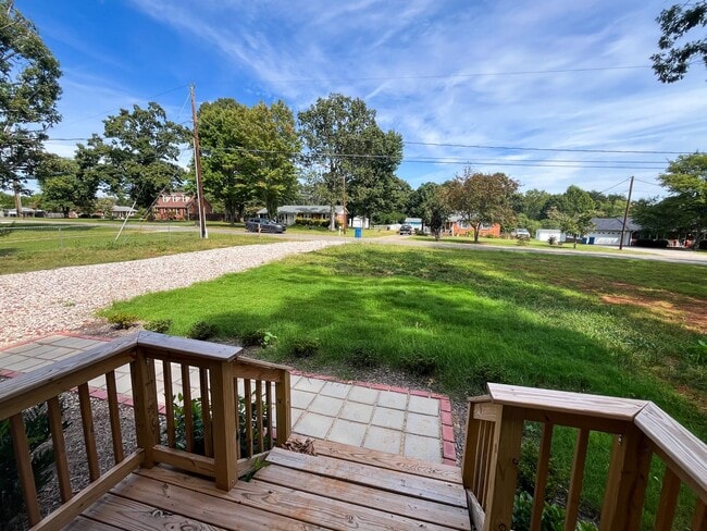 Building Photo - Gorgeous 3 bedroom, 2 bathroom brick home ...