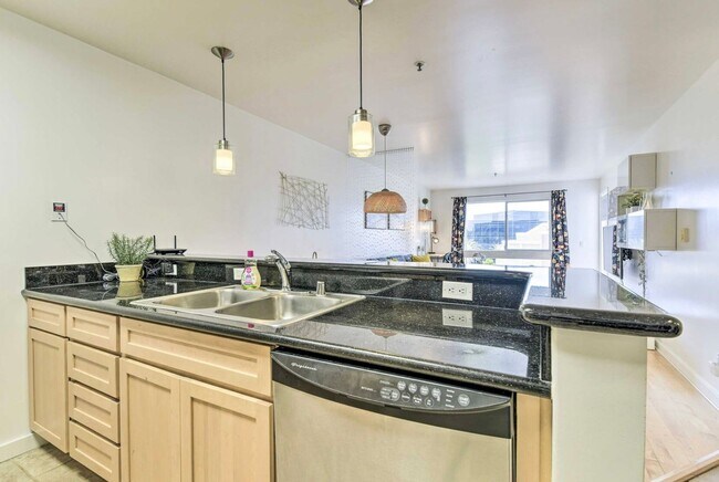 Building Photo - COMING SOON!!! BEAUTIFUL 1BD/1BA CONDO IN EMERYVILLE CA