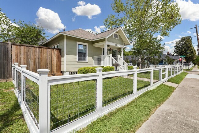 Building Photo - 623 Pecore St