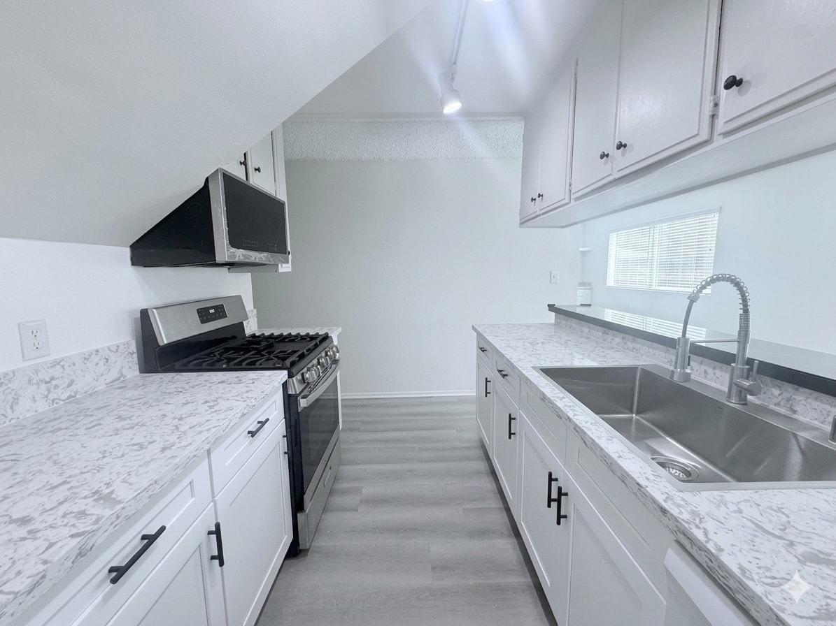 Building Photo - 10634 Holman Ave