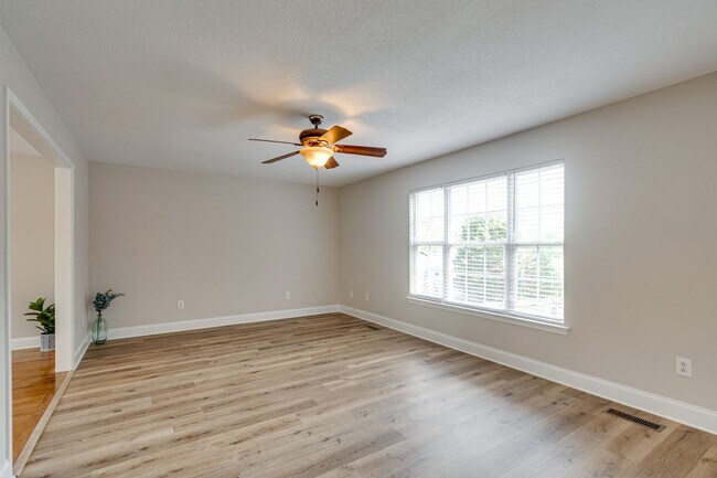 Building Photo - 3BR 2BA