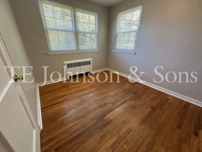 Building Photo - Spacious 2 Bedroom Condo