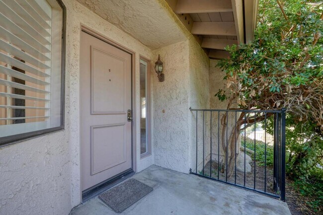 Building Photo - 667 Arroyo Oaks Dr