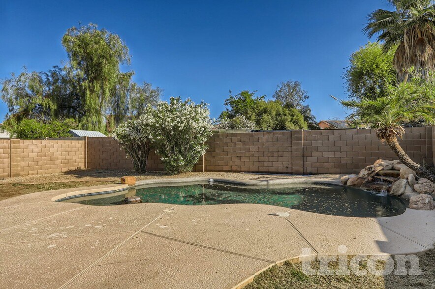 Building Photo - 15950 W Cottonwood St