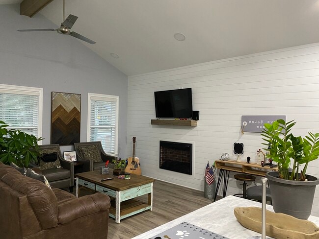 Building Photo - 2814 Melrose Dr