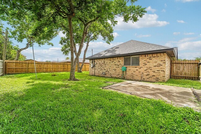 Building Photo - 2801 Coy Dr
