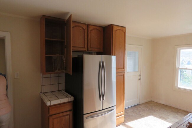 Building Photo - 2 Bedroom with VIEWS in Sunnyside Neighborhood