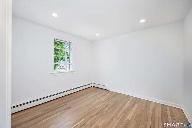 Building Photo - 81 Roton Ave