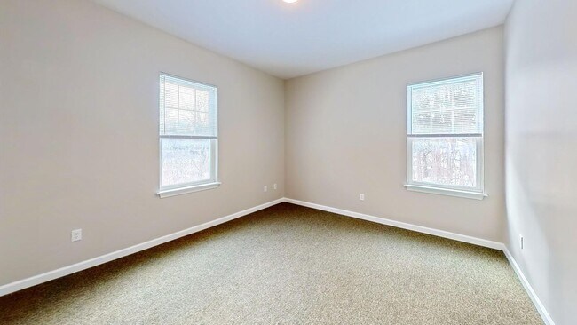 Building Photo - 2 bed, 1 bath apartment with washer and dryer included (85 Griffin Ln #102)