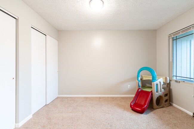 Building Photo - 67 Groton Dr