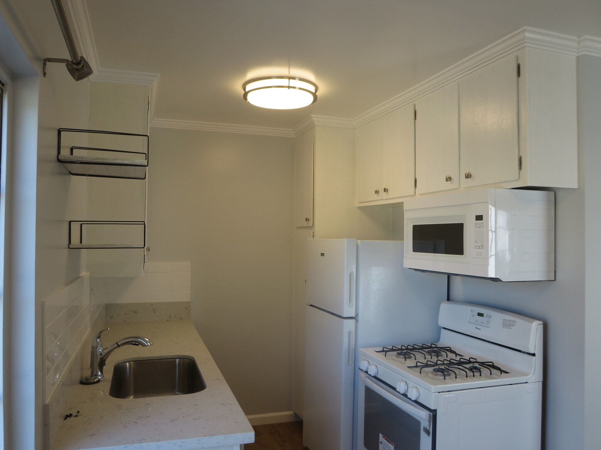 Building Photo - 1357 Edgecliffe Dr