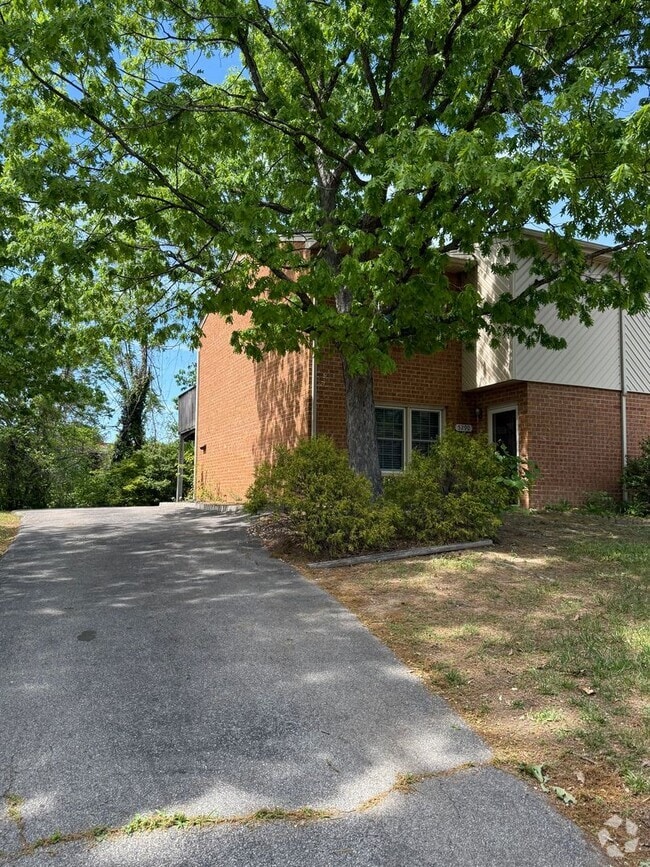 Building Photo - North Roanoke County Duplex