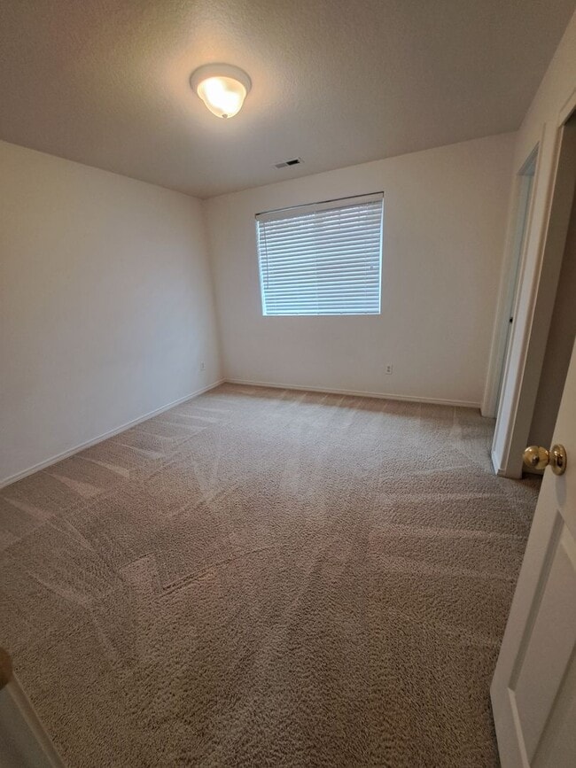 Building Photo - 3 BEDROOM - AC - move in ready Hillsboro