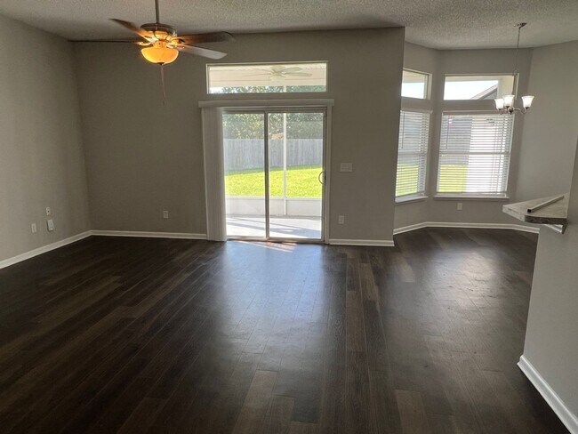 Building Photo - 4BR/2BA Home Walking Distance to Mary Lee ...