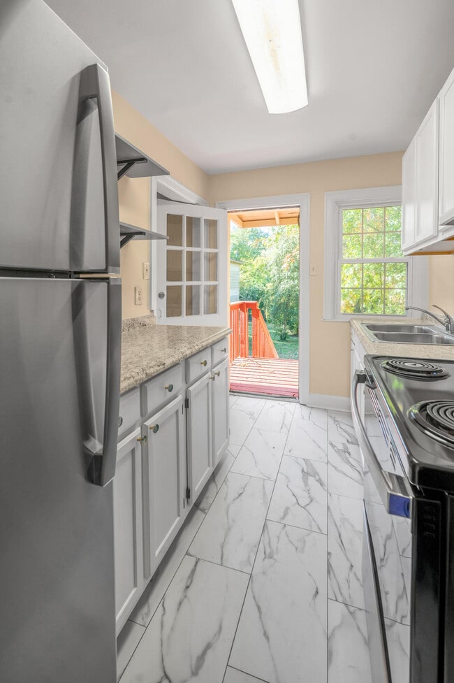 Building Photo - 494 Bob O Link Dr