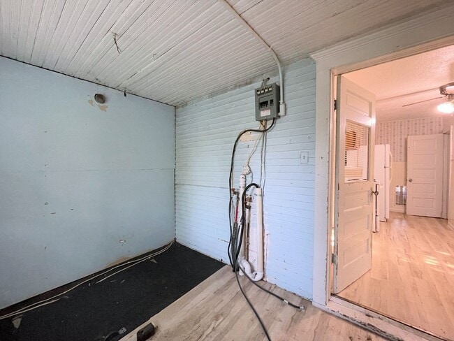 Building Photo - 3 Bed 1.5 Bath