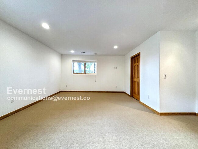 Building Photo - 990 Utica Cir