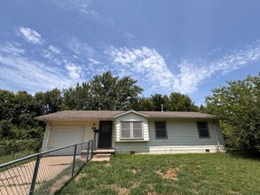 Building Photo - 3 Bedroom Home Large Yard