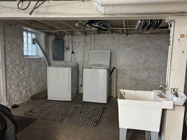 Building Photo - Completedly Remodeled 2+ Bedroom Home