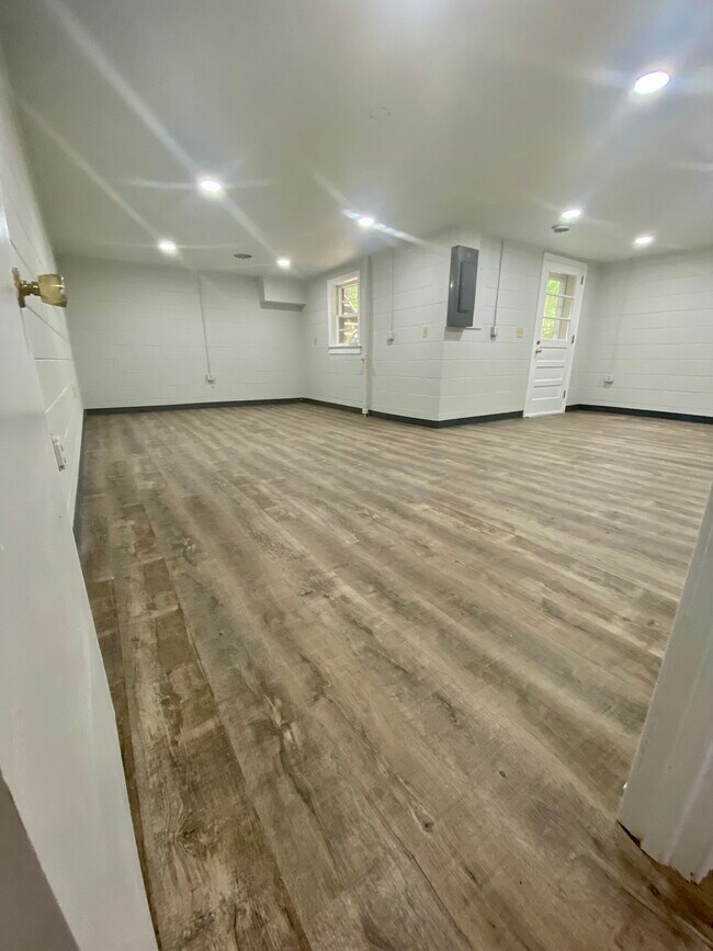 Building Photo - 609 Sunset Ave