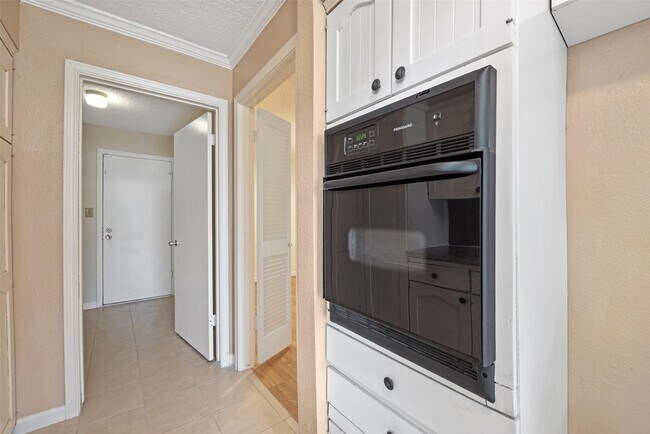 Building Photo - 807 Seacliff Dr