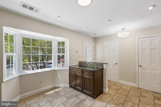 Building Photo - 124 Barnsfield Ct