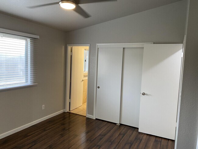 Building Photo - 3824 Hollywood Dr