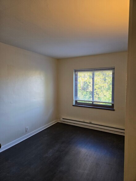 Bed 1 - 539 Hadley Ave