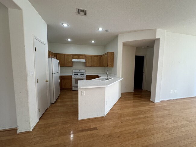 Building Photo - 9900 Shadow Grove Ave