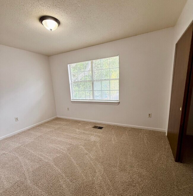 Building Photo - 17 Magnolia Ave SE