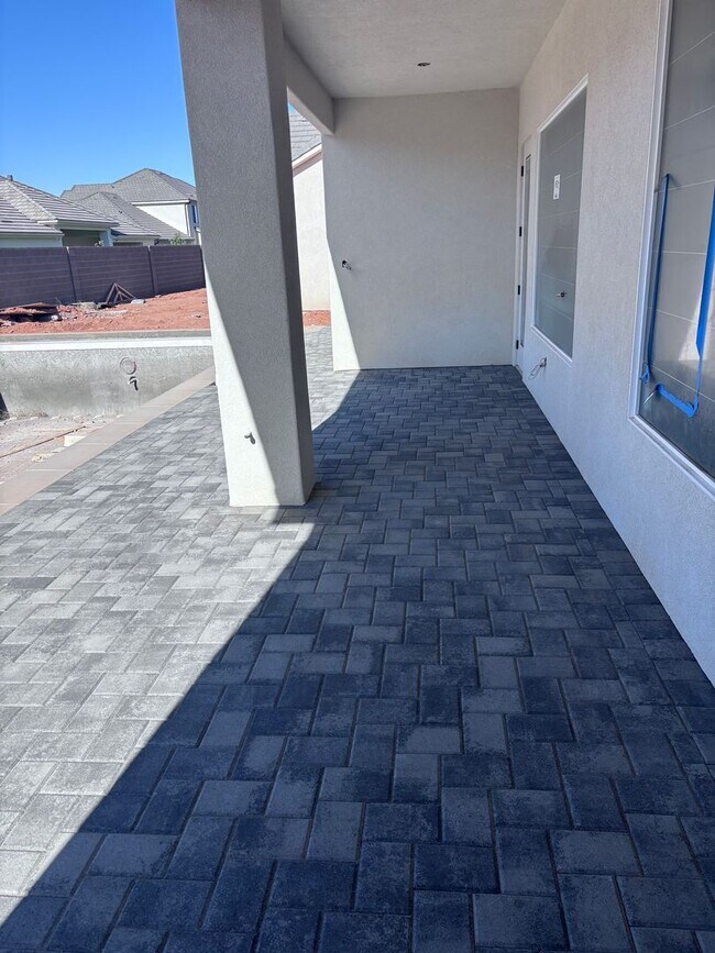 Building Photo - Beautiful 2 story with 6 bedrooms and swimming pool