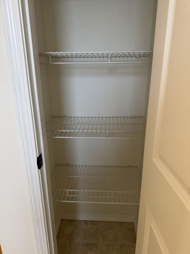 Building Photo - HARD TO FIND 4 BEDROOM