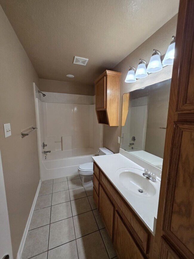 Building Photo - 3 Bedroom / 2 Bath Duplex – NEW FLOORING IN THE BEDROOMS