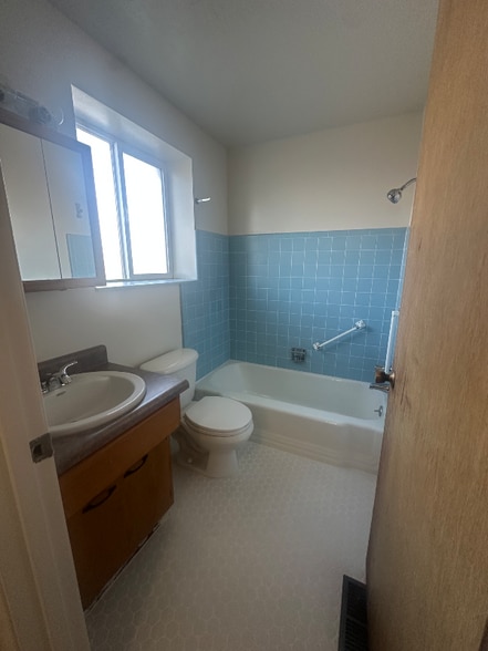 Building Photo - 673 E 6th Ave