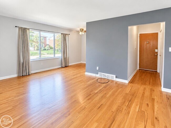 Building Photo - 4840 Briarwood Ave