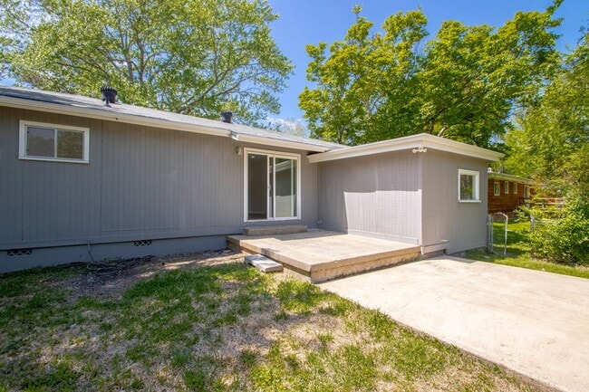 Building Photo - 119 Poinsetta Dr