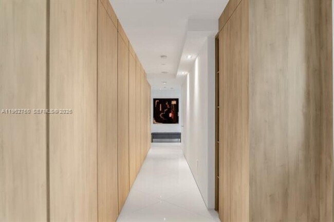 Building Photo - 300 South Pointe Dr