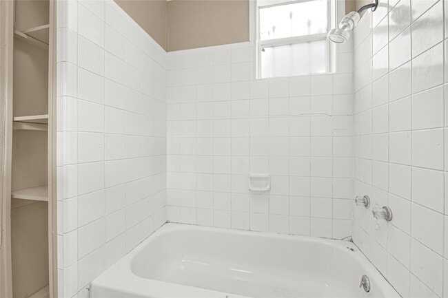 Building Photo - 307 N Live Oak St