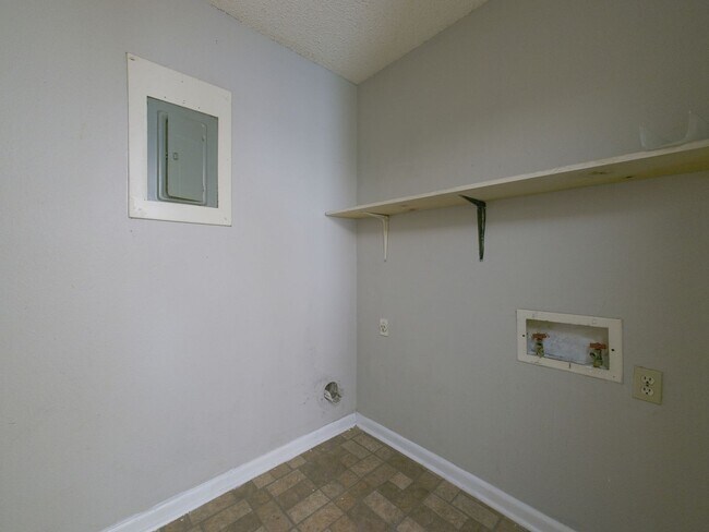 Building Photo - 513 Fox Run Ave